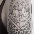 tatouage Épaule Dotwork Mandala par Golem Tattoo