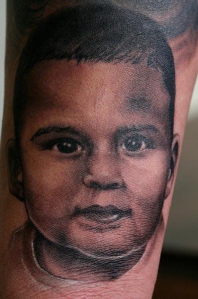 Tatouage Portrait Réaliste Enfants par Rebellion Tattoo