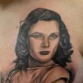 Realistische Brust Frauen tattoo von Revolver Tattoo