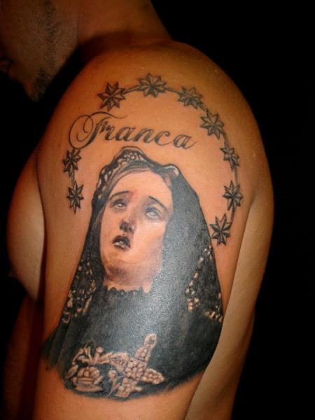 Tatuaggio Spalla Religiosi Nome di Revolver Tattoo