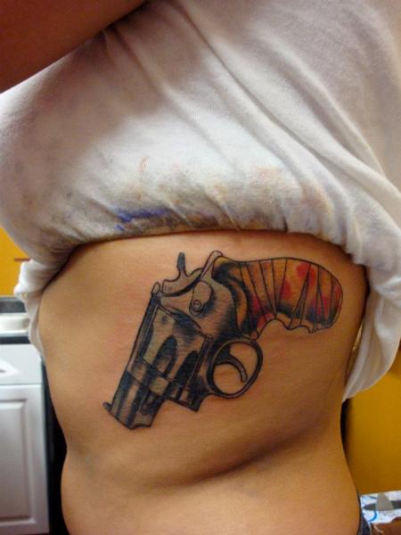 Realistische Seite Waffen Tattoo von Revolver Tattoo