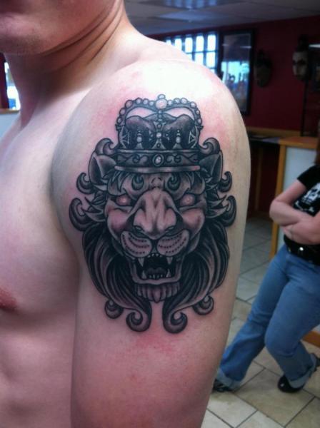 Tatouage Épaule Lion Couronne par Sakura Tattoos