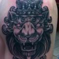 Schulter Löwen Krone tattoo von Sakura Tattoos