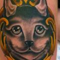Katzen Medallion Oberschenkel tattoo von Salvation Gallery