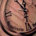 tatuaje Hombro Realista Reloj por Club Tattoo