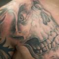 tatuaje Hombro Cráneo por Tattoo Lous