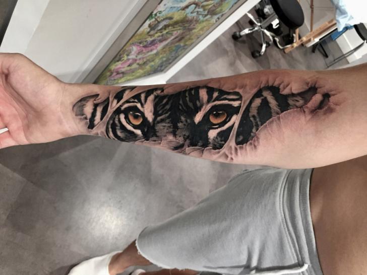 รอยสัก แขน ตา เสือ โดย Dimitri Tattoo