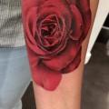 tatuaje Brazo Realista Flor Rosa por Dimitri Tattoo