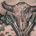 tatuaje Pecho Cráneo Pistola por Dimitri Tattoo