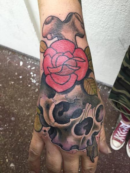 Tatuaje Flor Cráneo Mano por Dimitri Tattoo