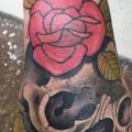 รอยสัก ดอกไม้ กะโหลกศีรษะ มือ โดย Dimitri Tattoo