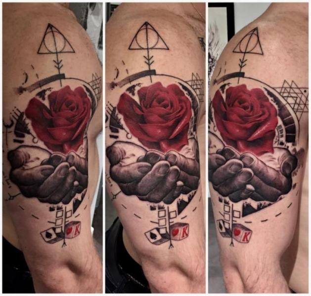 Tatuagem Ombro Flor Mão Rosa por Dimitri Tattoo