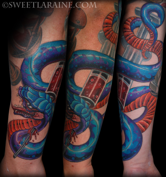 Tatuaggio Braccio Serpente Siringa di Sweet Laraine Tattoos