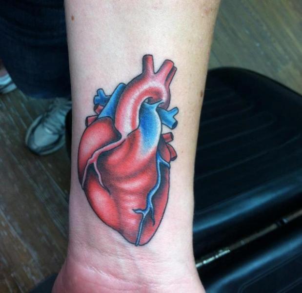 Tatuaje Brazo Corazon por The Blue Rose Tattoo