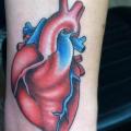 Arm Herz tattoo von The Blue Rose Tattoo