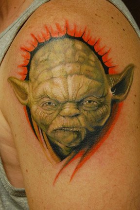 Tatuaggio Spalla Fantasy Yoda di Urban Art Tattoo