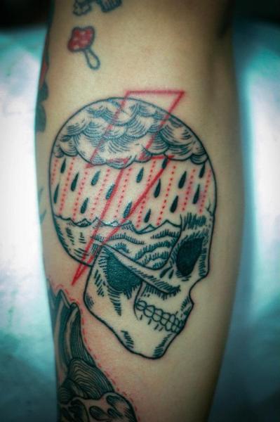 Tatuaje Brazo Cráneo por Czi Tattoo Studio