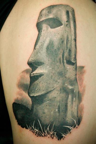 Tatuagem Realísticas Moai por Czi Tattoo Studio