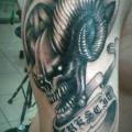 Schulter Totenkopf tattoo von Czi Tattoo Studio