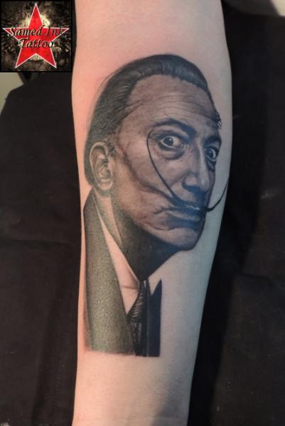 Tatuaje Brazo Retrato Salvador Dali por Samed Ink Tattoos