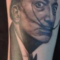 tatuaje Brazo Retrato Salvador Dali por Samed Ink Tattoos