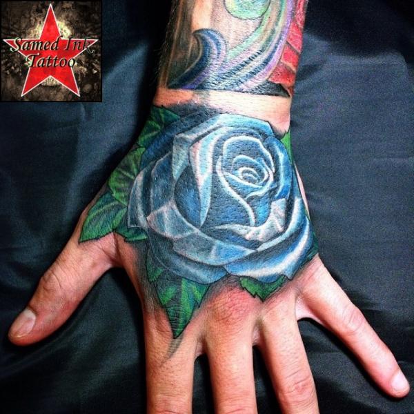 Tatuaje New School Mano Rosa por Samed Ink Tattoos