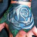 tatuaje New School Mano Rosa por Samed Ink Tattoos
