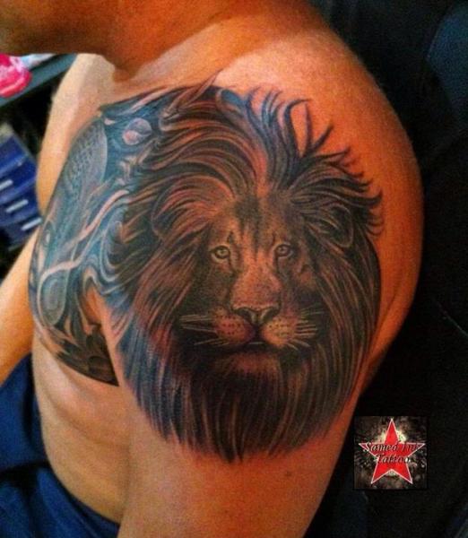 Tatuaje Hombro Realista León por Samed Ink Tattoos