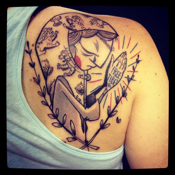 Tatuaje Hombro Mujer Manos Rezando por Bubblegum Art