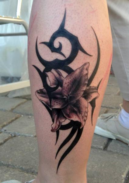 Tatuaggio Polpaccio Fiore Tribali di Andys Tattoo