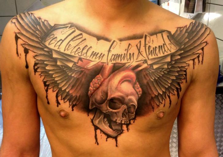 Tatouage Coffre Crâne Ailes par Andys Tattoo