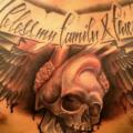Brust Totenkopf Flügel tattoo von Andys Tattoo