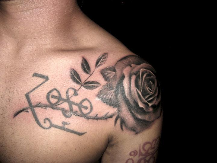 Tatuaje Hombro Flor Letras Fuentes por Andys Tattoo