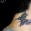 Schmetterling Nacken tattoo von Tatist Tattoo