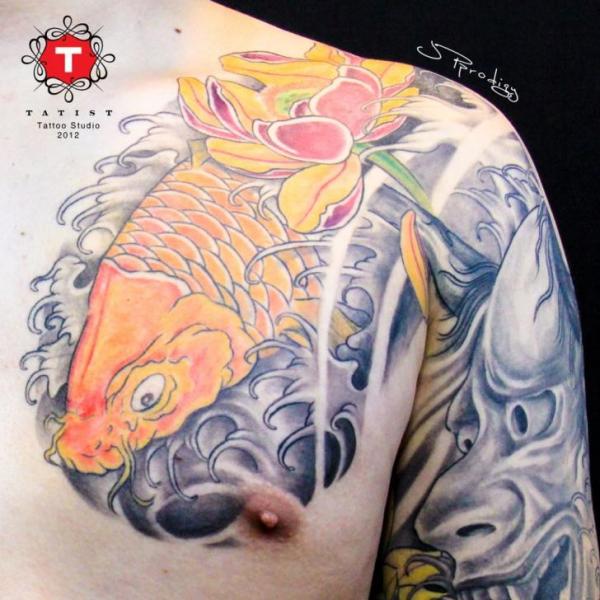 Schulter Japanische Karpfen Koi Tattoo von Tatist Tattoo