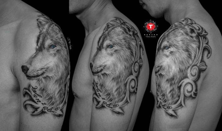 รอยสัก หัวไหล่ เหมือนจริง หมาป่า โดย Tatist Tattoo