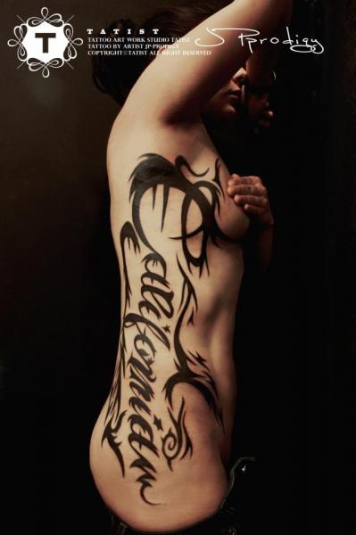 Tatuaggio Fianco Scritte Caratteri di Tatist Tattoo
