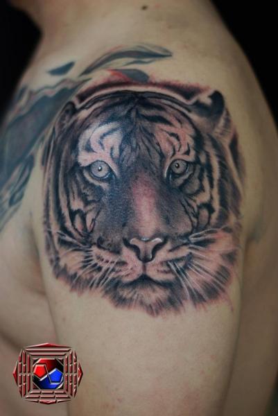 Shoulder Realistic Tiger Tattoo by Tattoo Korea