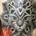 tatuaje Hombro Gato Mandala por Andys Body Electric