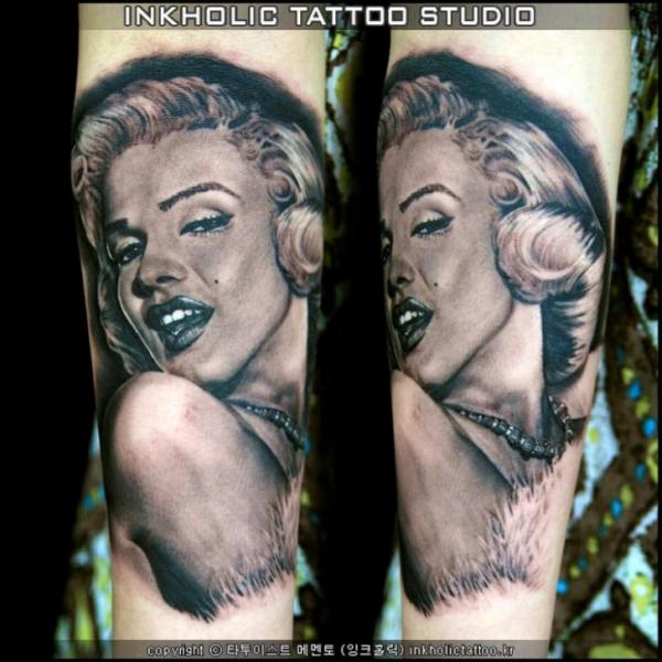 Tatuaje Brazo Realista Marilyn Monroe por Inkholic Tattoo