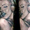 tatuaje Brazo Realista Marilyn Monroe por Inkholic Tattoo