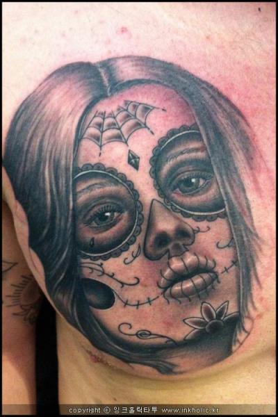 Tatuaje Pecho Cráneo Mexicano por Inkholic Tattoo