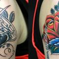 Schulter Old School Blumen Spatz Cover-Up tattoo von Inkholic Tattoo