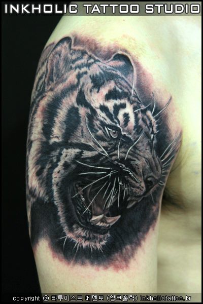 Tatuaggio Spalla Realistici Tigre di Inkholic Tattoo