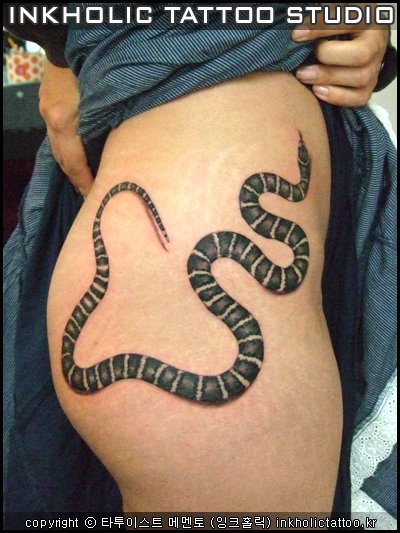 Tatuaje Serpiente Lado por Inkholic Tattoo