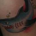 tatuaje Brazo Old School Tiburón por Sunrat Tattoo