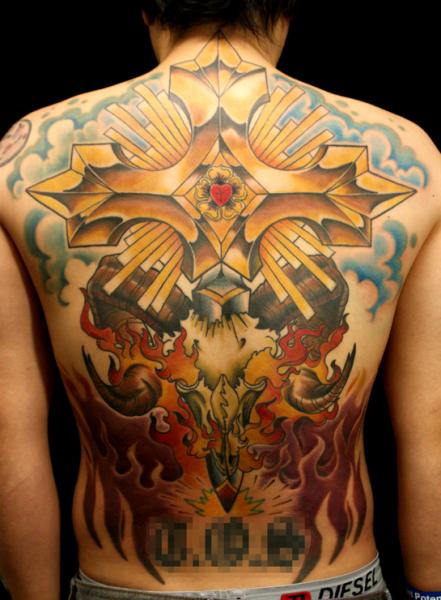 Rücken Crux Tattoo von Sunrat Tattoo