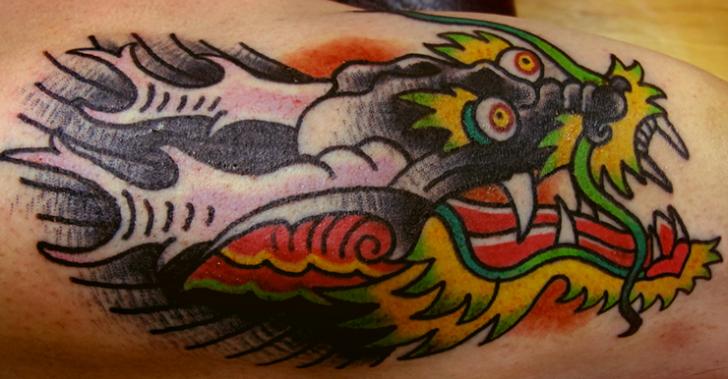 Tatuaje Dragón por Sunrat Tattoo