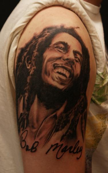 Tatuaż Ramię Realistyczny Bob Marley przez Sunrat Tattoo