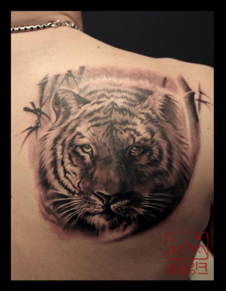 Tatuaje Hombro Realista Tigre por Seoul Ink Tattoo